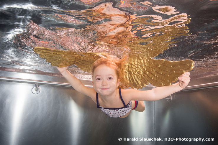 Kleinkind schwimmt unter Wasser