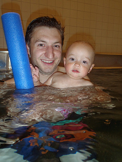 Baby mit Vater im Wasser